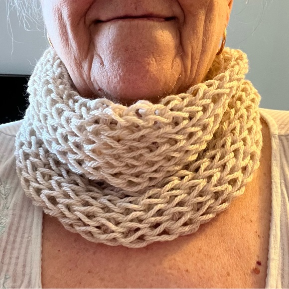 Handmade Knit Womans/Girls Beanie & Cowl set  Cream NEW - Picture 3 of 6